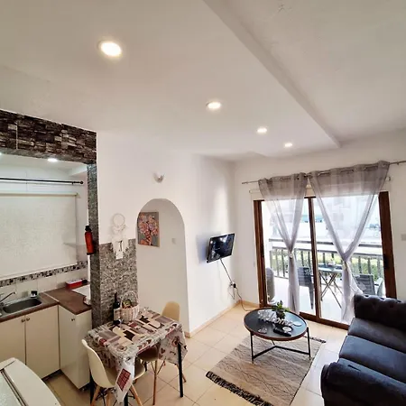 Διαμέρισμα Kato 400m To The Πάφος